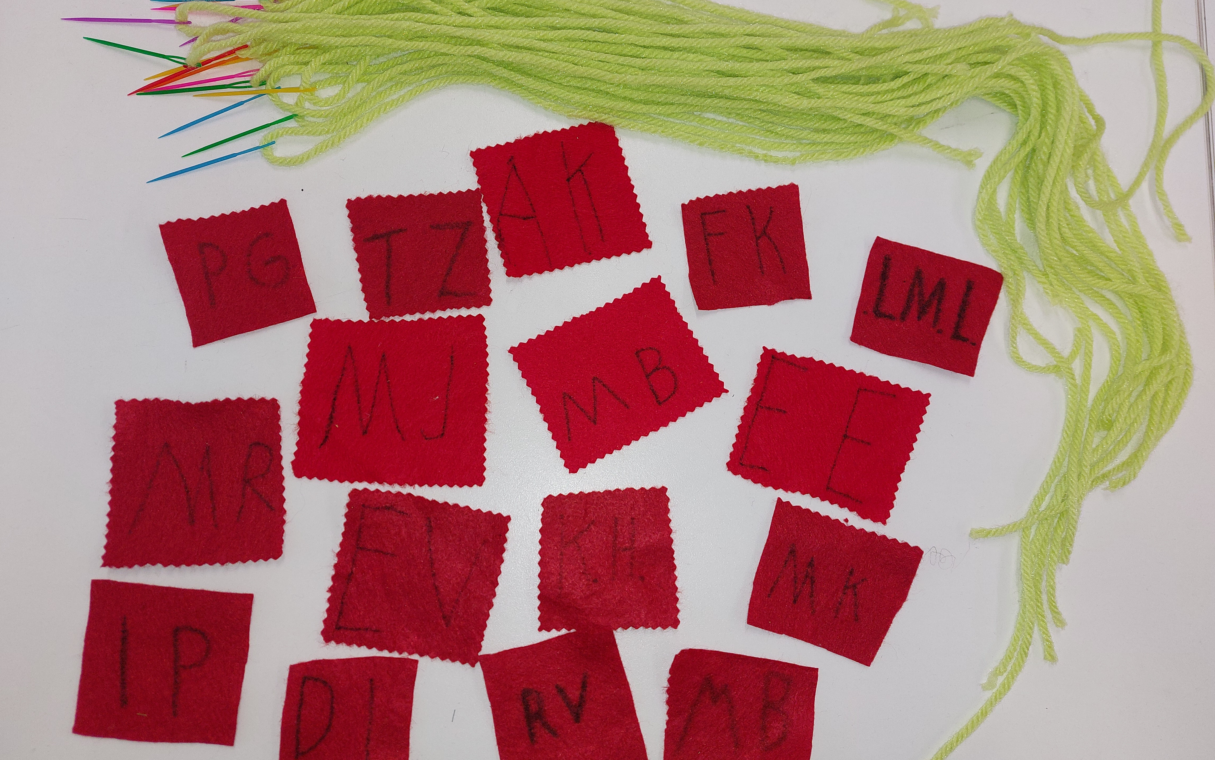 Aktivnost projekta Gubec Grad povodom Dana škole u produženom boravku 2.b razreda - Vezenje inicijala na vrećice