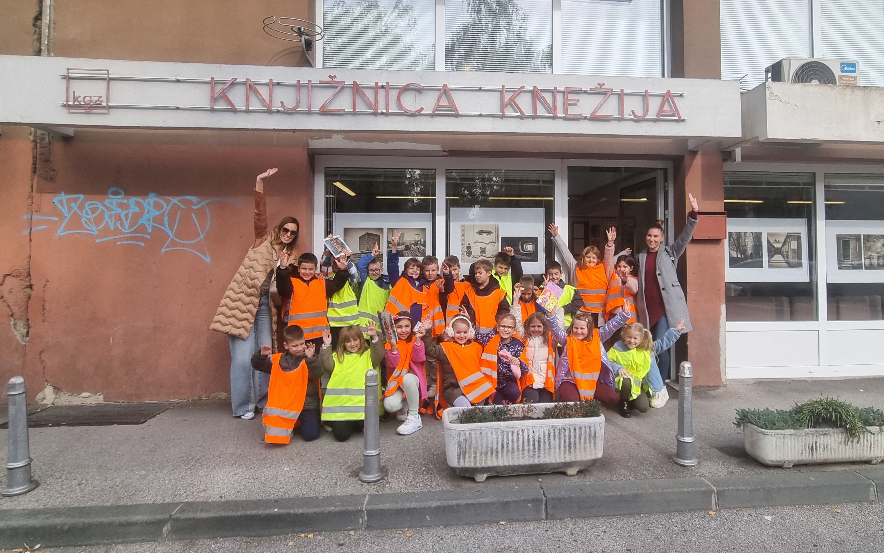 Posjet učenika 1.b razreda knjižnici Knežija