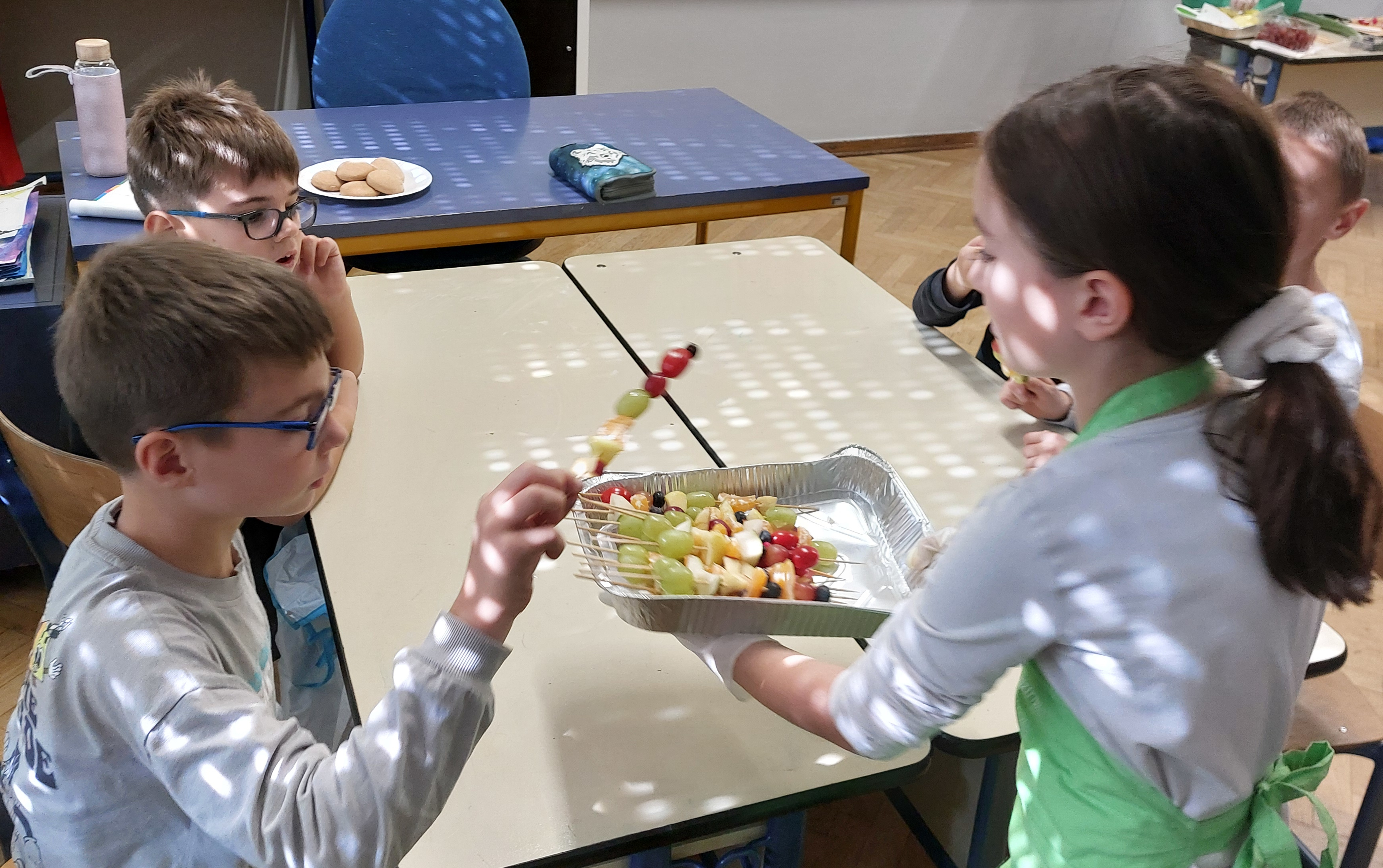 Sat kušanja voća i povrća u produženom boravku 2.b razreda (Tjedan školskog doručka)